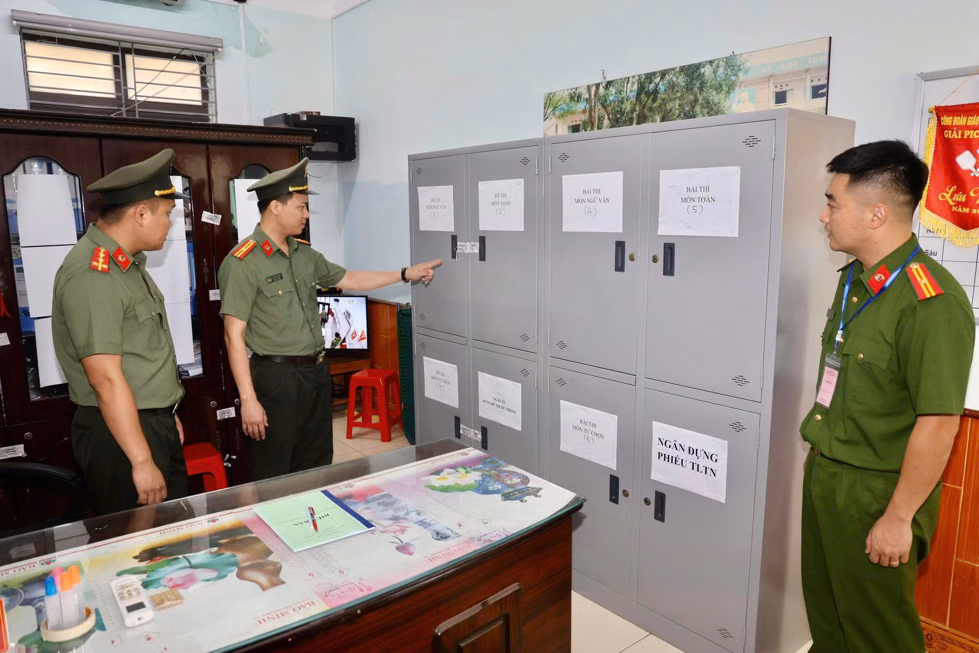 Công an đảm bảo trật tự, giúp đỡ phụ huynh, thí sinh tại các điểm thi -0