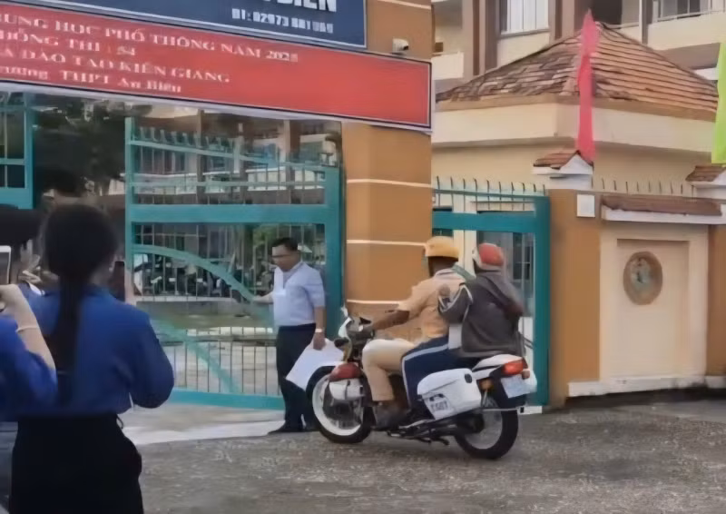 Công an đảm bảo trật tự, giúp đỡ phụ huynh, thí sinh tại các điểm thi -0
