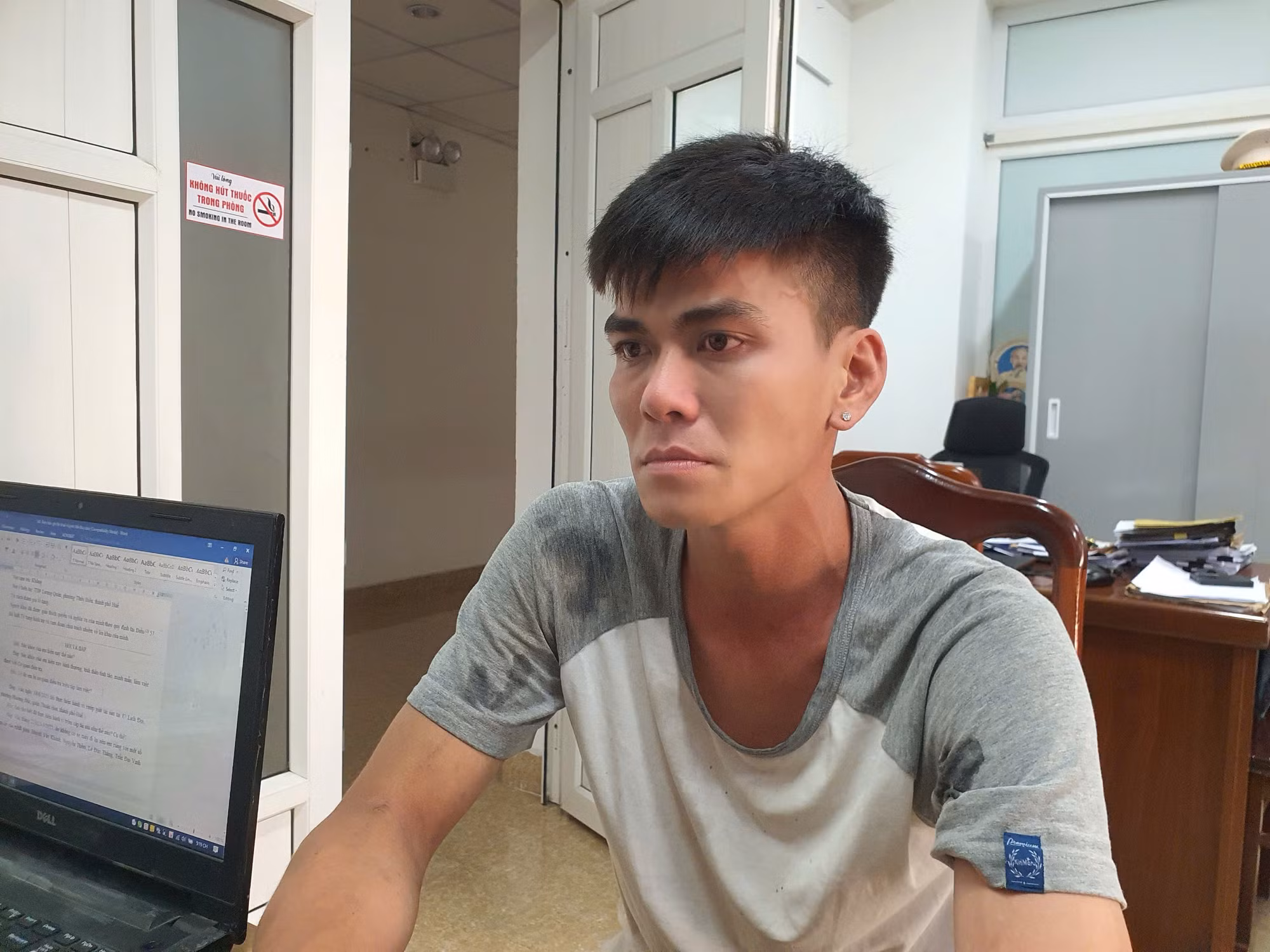 Bắt đối tượng cướp giật tài sản của 2 phụ nữ đang chạy xe trên phố -0