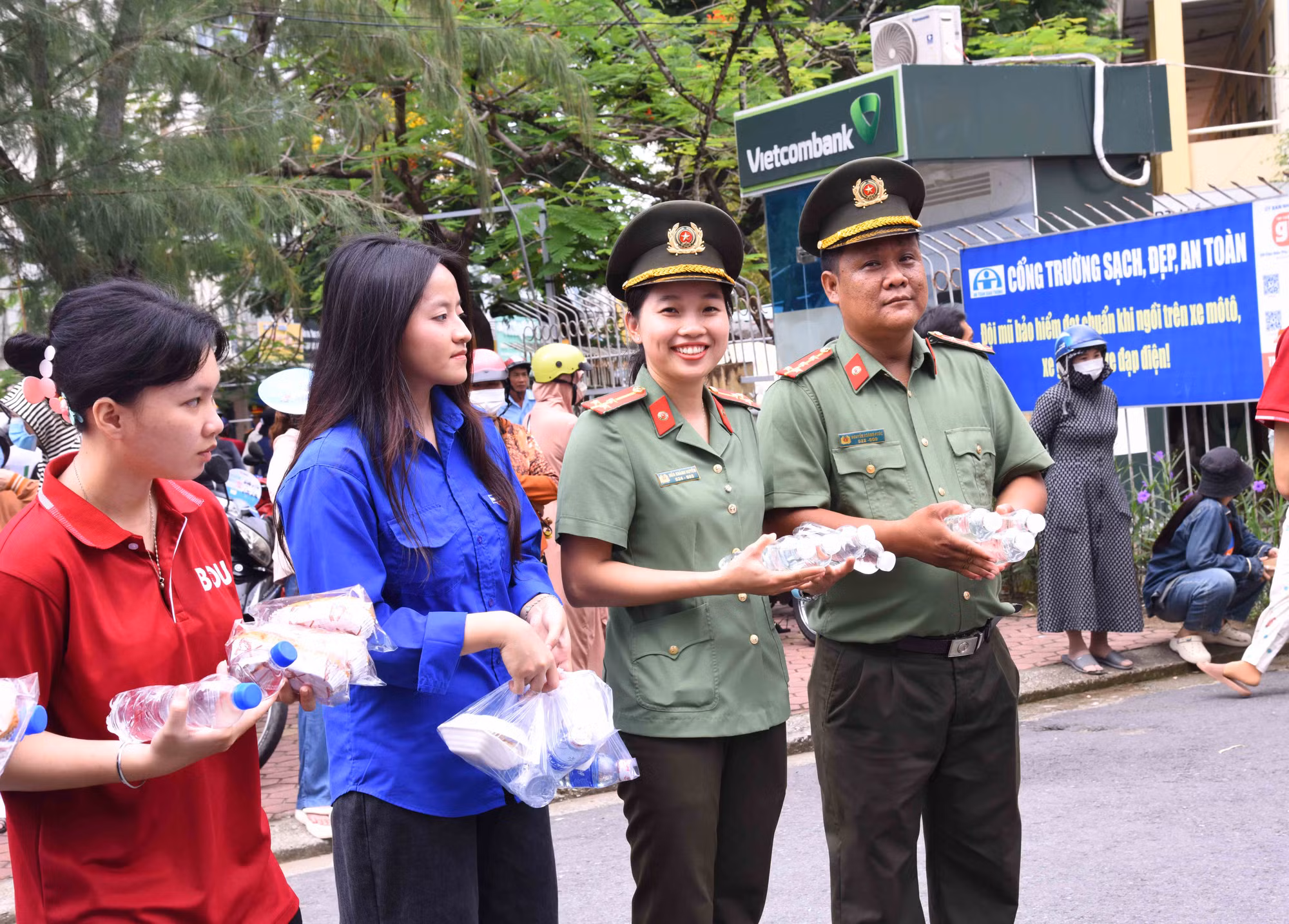 Hình ảnh đẹp tiếp sức mùa thi nơi cực Nam Tổ quốc -1