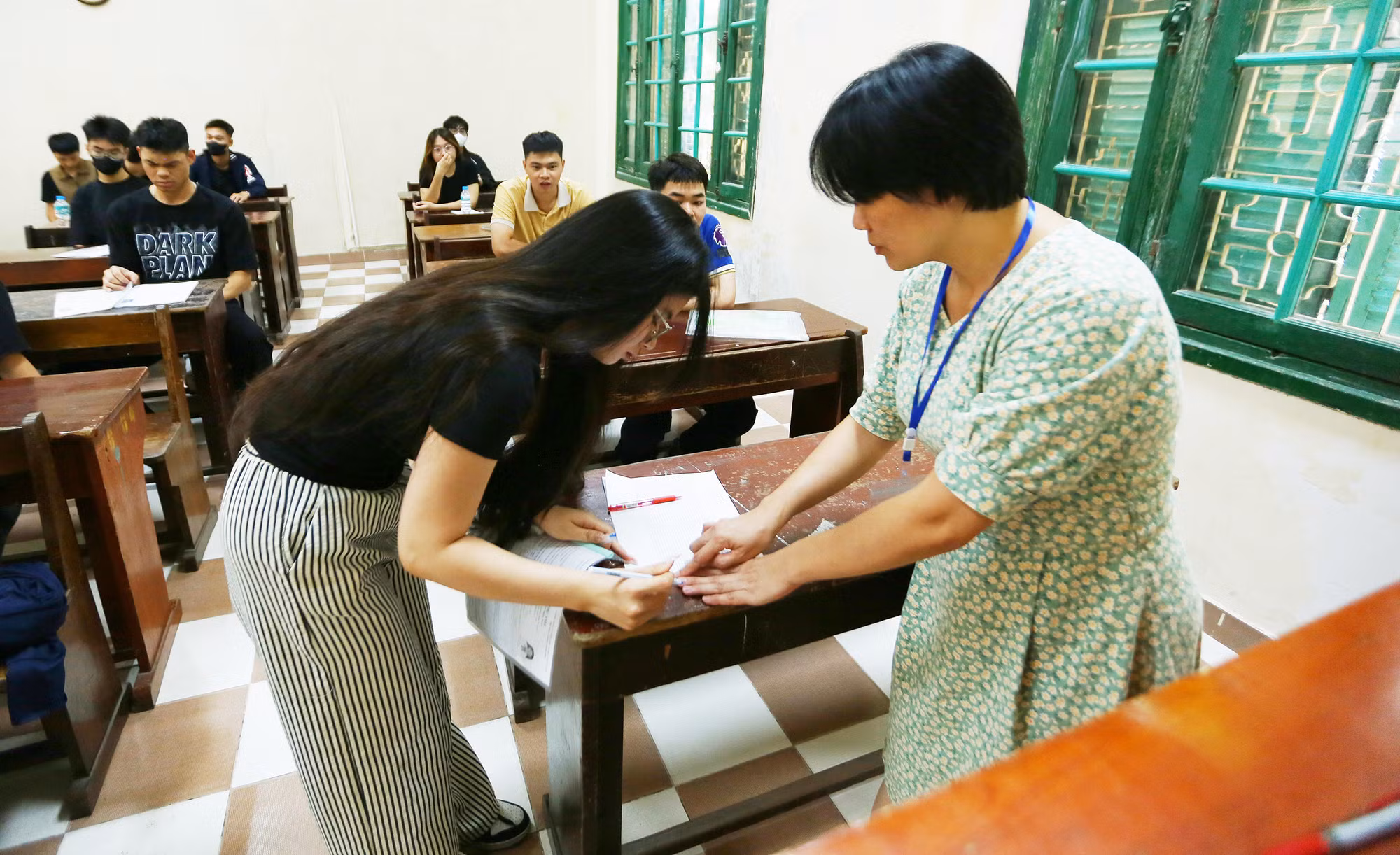 Sĩ tử Hà Nội đội nắng làm thủ tục dự thi tốt nghiệp -0