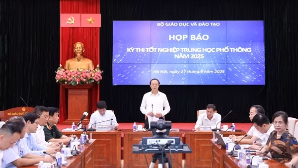 Xác định 3 đối tượng sử dụng công nghệ AI giải đề ở 2 hội đồng thi