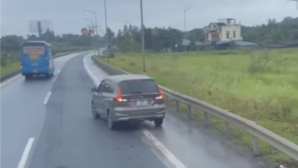Nữ tài xế thản nhiên lùi ô tô trên cao tốc