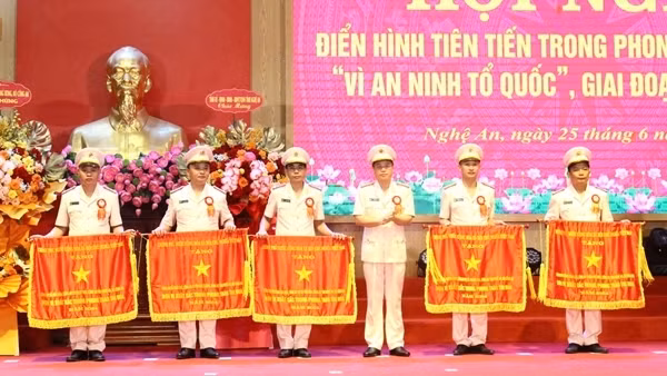 Công an Nghệ An tuyên dương các điển hình tiên tiến trong phong trào thi đua “Vì an ninh Tổ quốc”