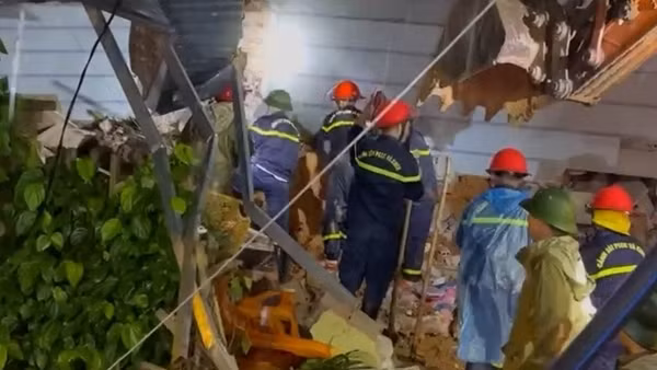 Mưa lớn gây sập nhà dân, Cảnh sát điều xe chuyên dụng cứu nạn trong đêm
