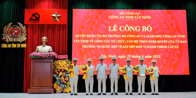 Công an các tỉnh công bố Quyết định về tổ chức, cán bộ theo mô hình tổ chức mới -0