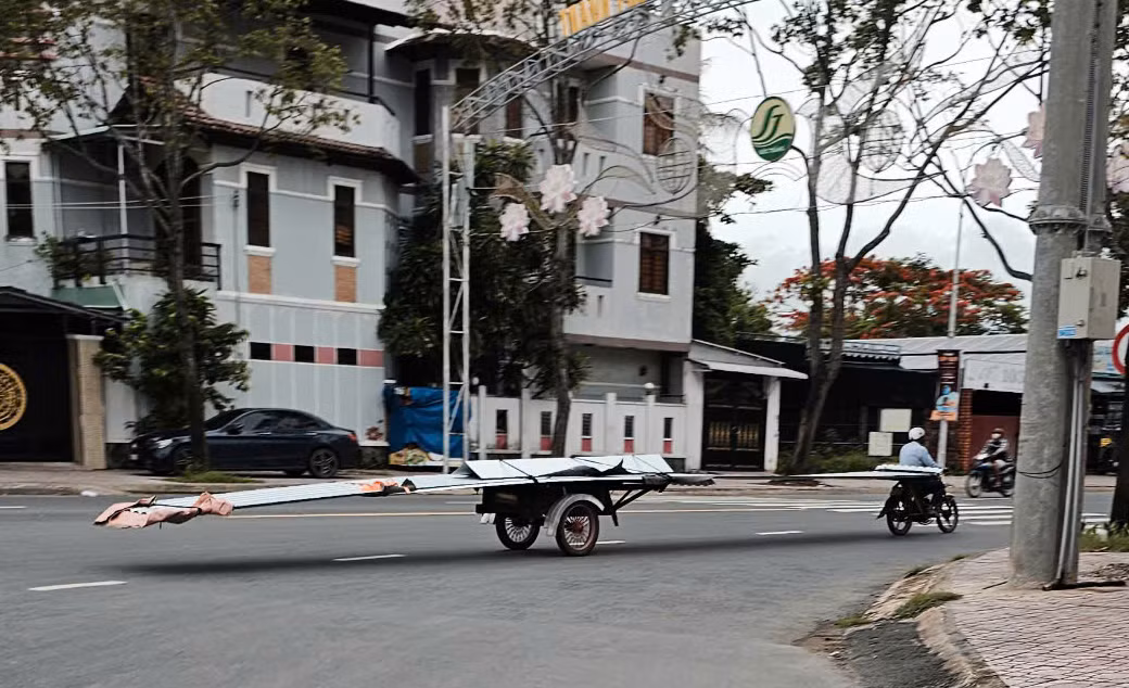 Hậu quả nhãn tiền do xe tự chế chở hàng cồng kềnh gây ra -0