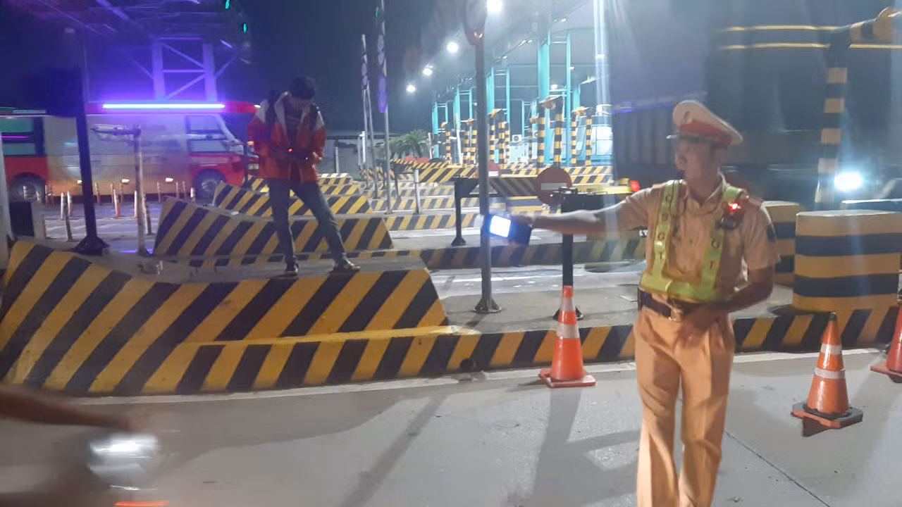 Người đàn ông không nhớ tên khi csgt kiểm tra nồng độ cồn -0