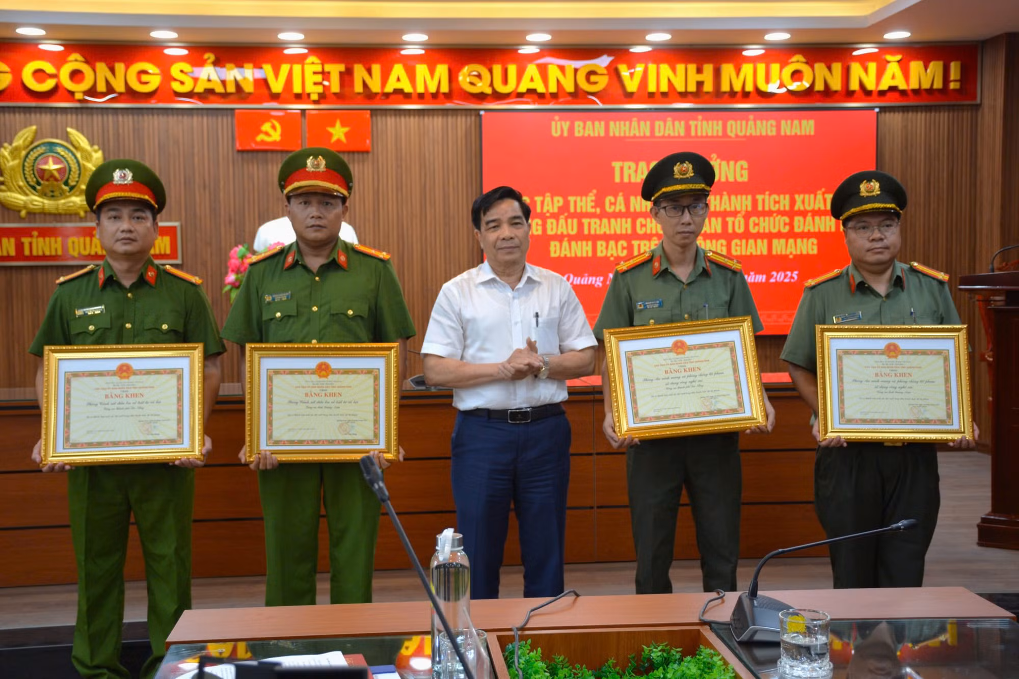 Khen thưởng đột xuất nhiều tập thể, cá nhân tham gia triệt phá chuyên án tổ chức đánh bạc và đánh bạc -0