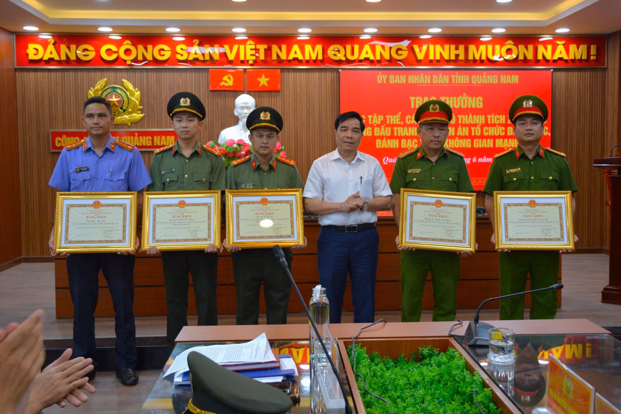 Khen thưởng đột xuất nhiều tập thể, cá nhân tham gia triệt phá chuyên án tổ chức đánh bạc và đánh bạc -0