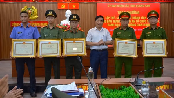 Khen thưởng nhiều tập thể, cá nhân tham gia chuyên án triệt phá tổ chức đánh bạc quy mô lớn