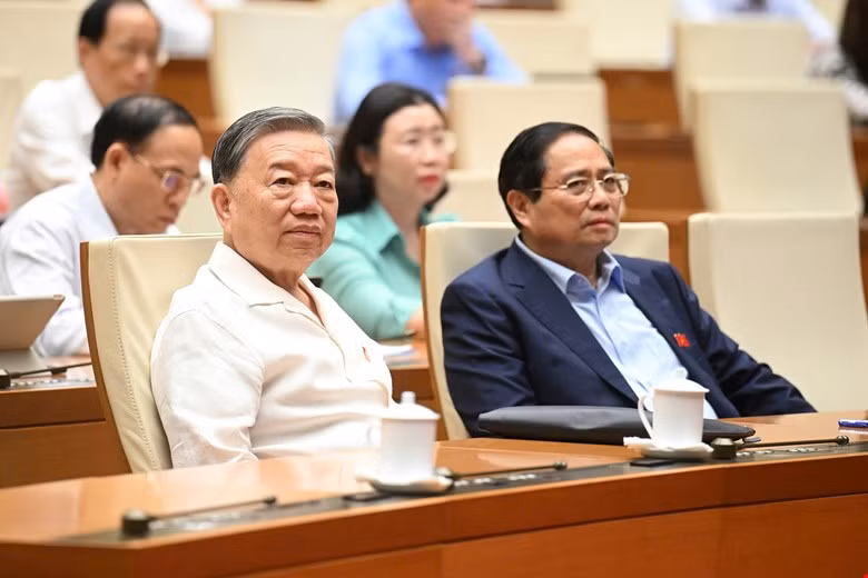 Tổng Bí thư Tô Lâm, Thủ tướng Phạm Minh Chính với các đại biểu tham dự phiên chất vấn.