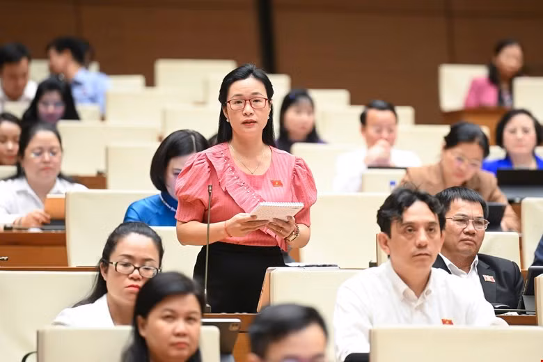 ĐBQH Trần Thị Thu Hằng nêu ý kiến về việc nâng cao chất lượng giờ dạy học chính khoá trong các trường phổ thông.