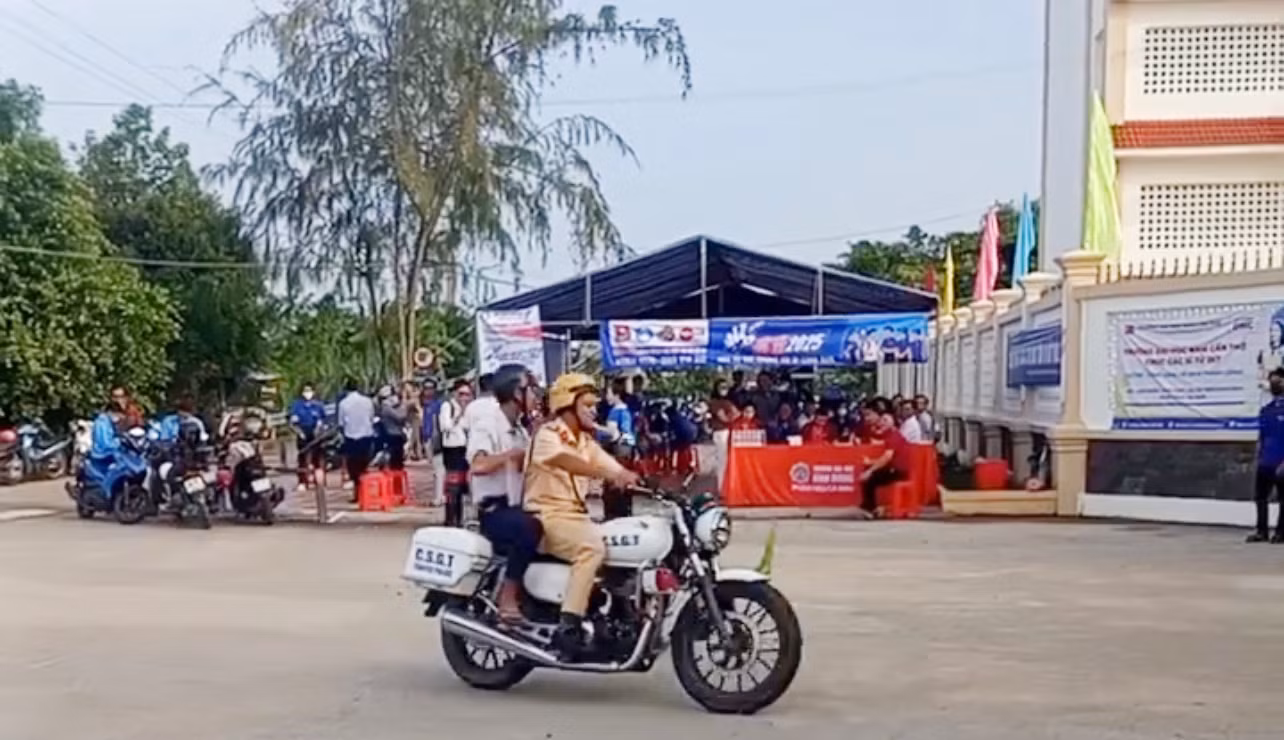 Hình ảnh đẹp tiếp sức mùa thi nơi cực Nam Tổ quốc -2