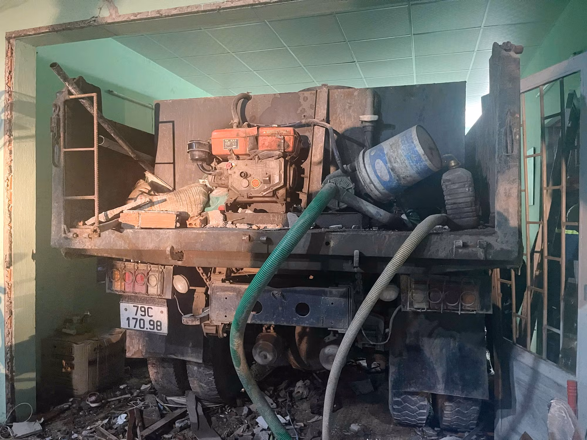  Xe tải tông sập nhà dân khiến ba người thương vong -0