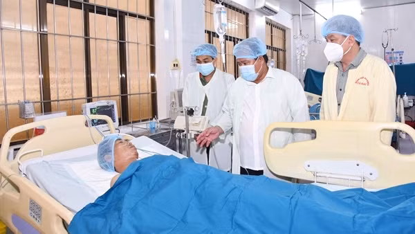 Lãnh đạo tỉnh Cà Mau thăm hỏi thành viên bảo vệ ANTT bị thương khi làm nhiệm vụ