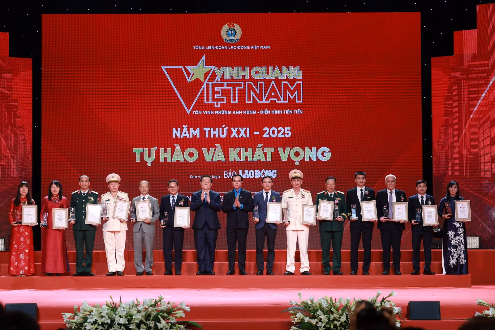 Vietnam Airlines được vinh danh tại chương trình Vinh quang Việt Nam 2025 -0