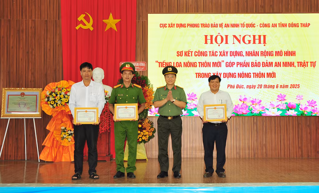 cục xây dựng phong trào toàn dân bảo vệ antq tặng giấy khen cho các tập thể cá nhân.jpeg -0