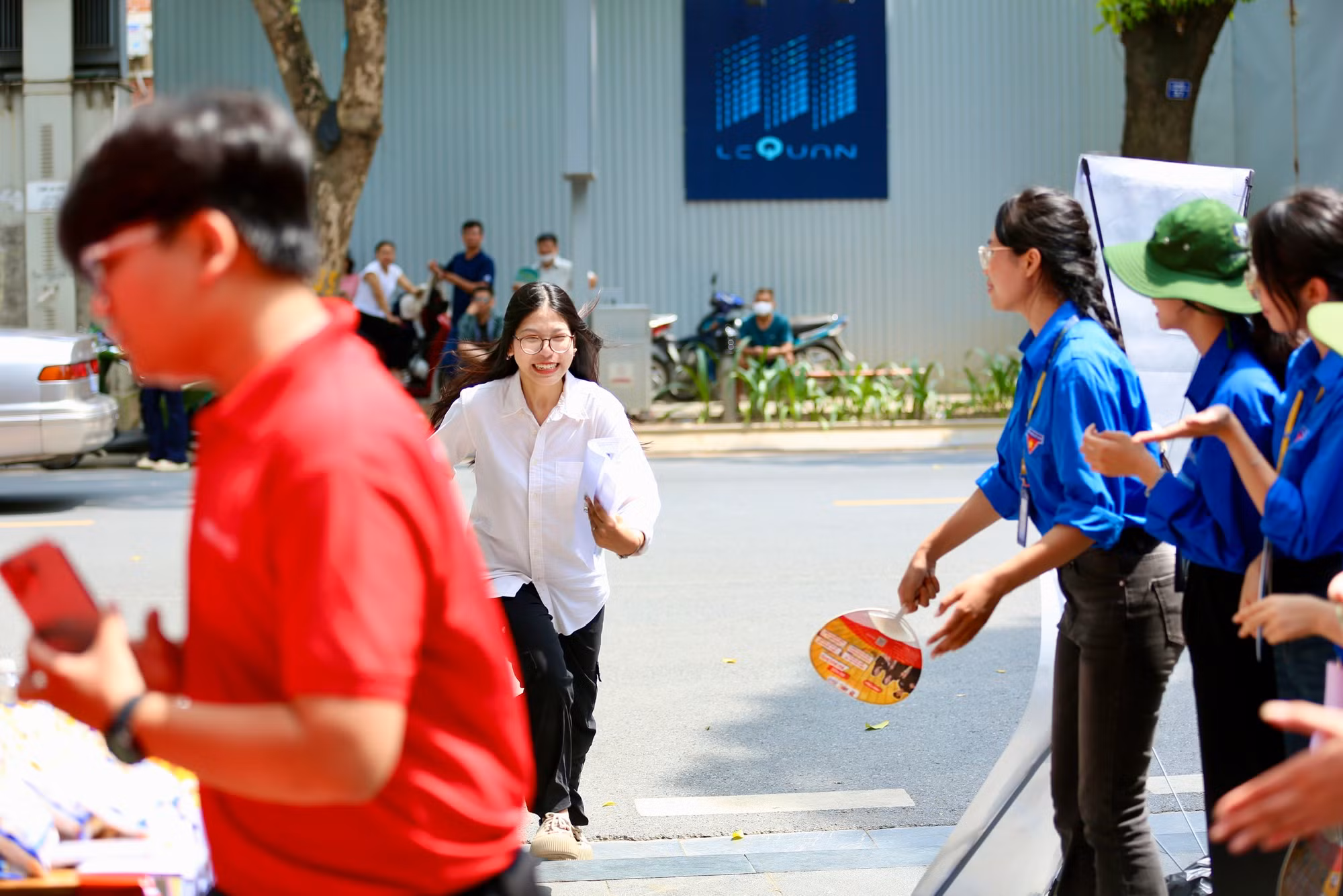 Ngày thi thứ hai THPT Quốc gia 2025: Chuyện về những sĩ tử vượt khó để đi thi -0