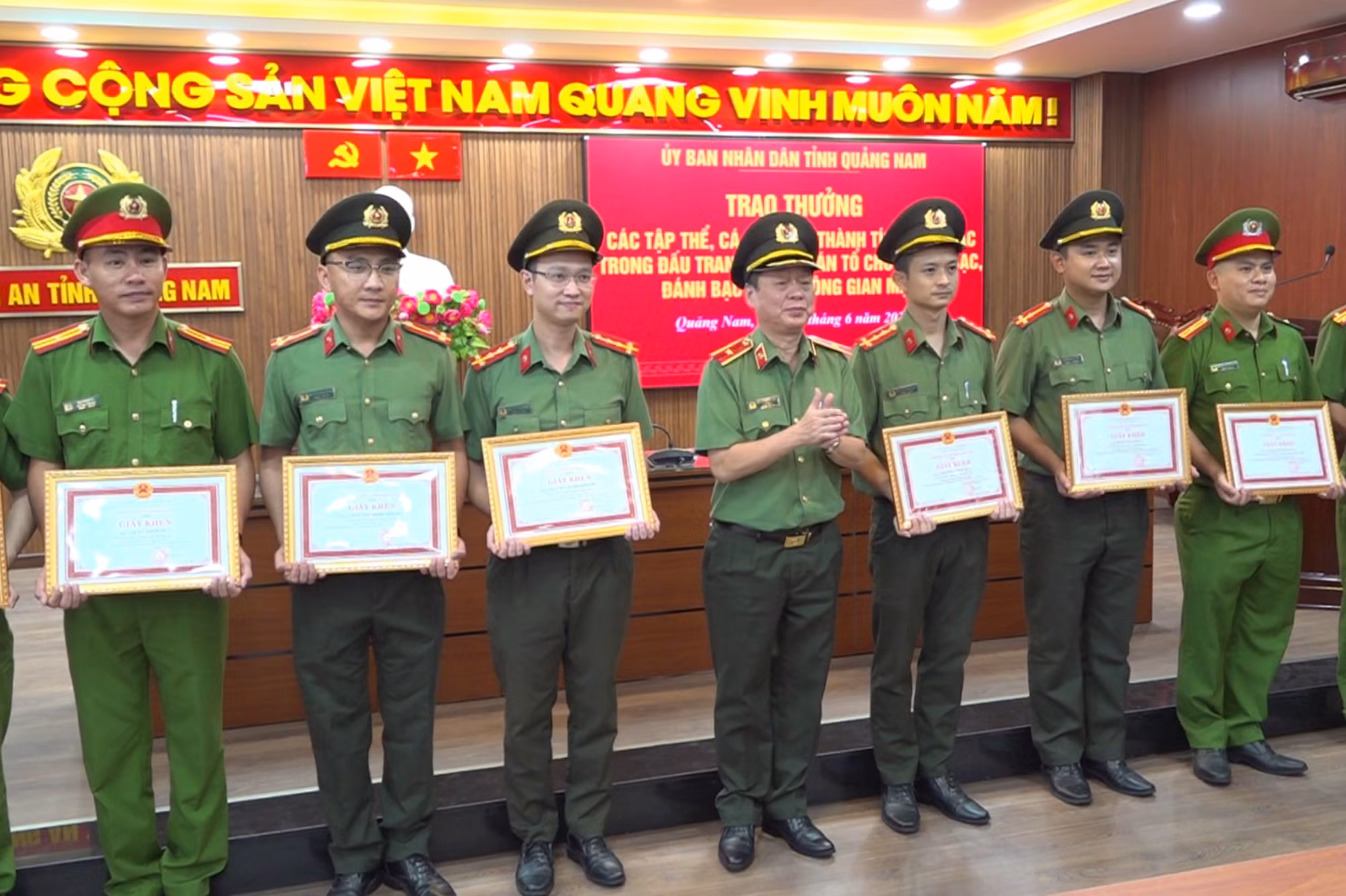 Khen thưởng đột xuất nhiều tập thể, cá nhân tham gia triệt phá chuyên án tổ chức đánh bạc và đánh bạc -0