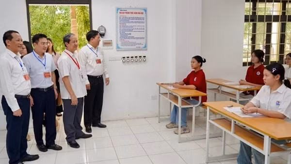 Bộ trưởng Bộ GD&ĐT Nguyễn Kim Sơn động viên thí sinh dự thi tốt nghiệp
