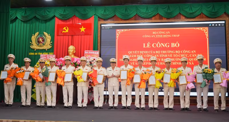 Công an các tỉnh công bố Quyết định về tổ chức, cán bộ theo mô hình tổ chức mới -0