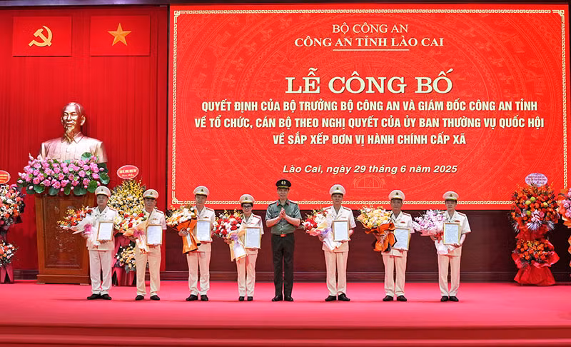 Công bố các quyết định về tổ chức, cán bộ tại Công an tỉnh Lào Cai mới -0