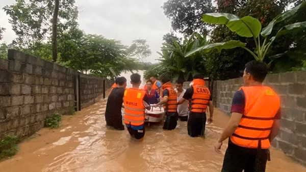 Công an Thái Nguyên khẩn trương giúp dân ứng phó với mưa lớn, ngập lụt