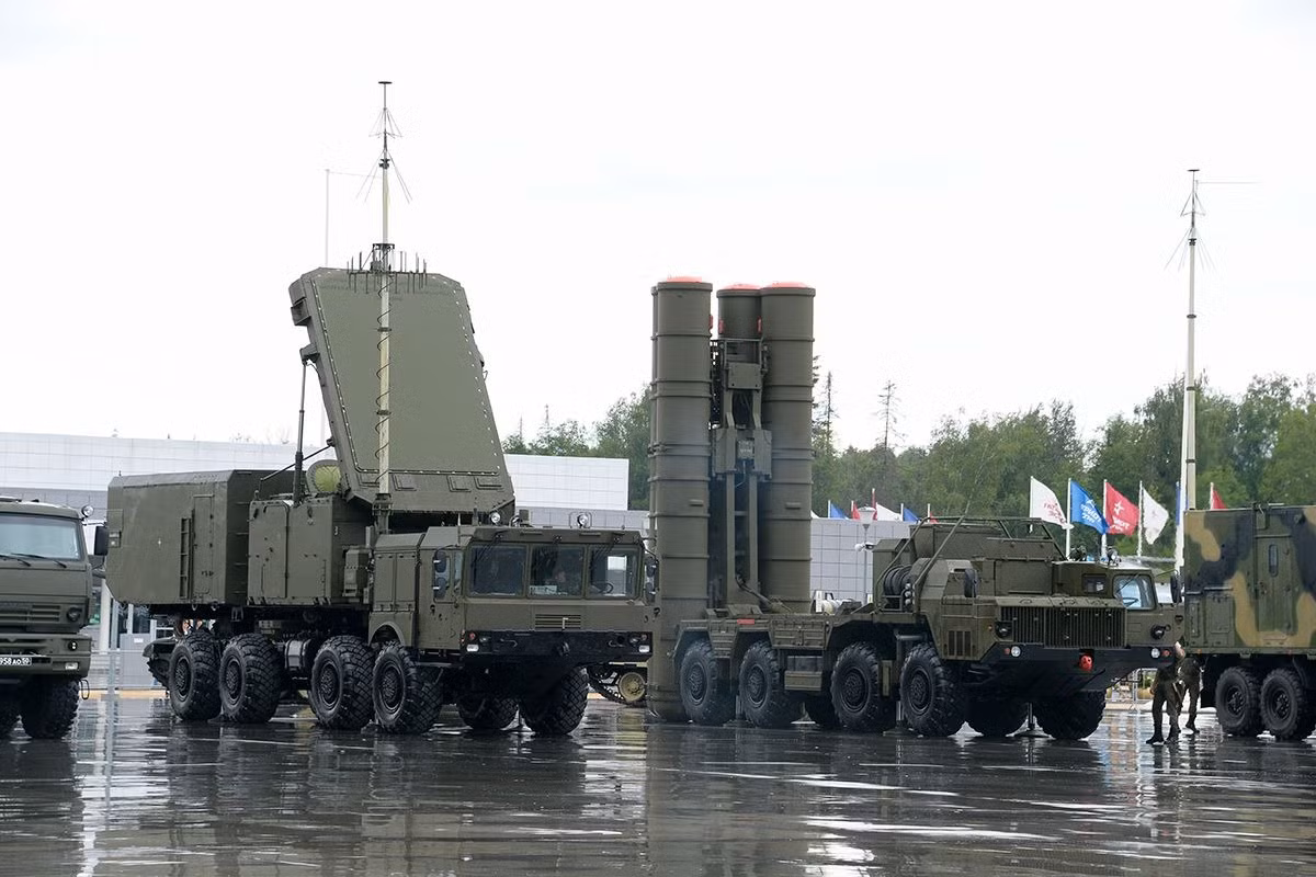 Tình báo Ukraine đăng video tấn công 4 đài radar S-400 ở Crimea -0