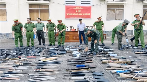 Bạc Liêu tiêu hủy trên 1.300 vũ khí, công cụ hỗ trợ các loại
