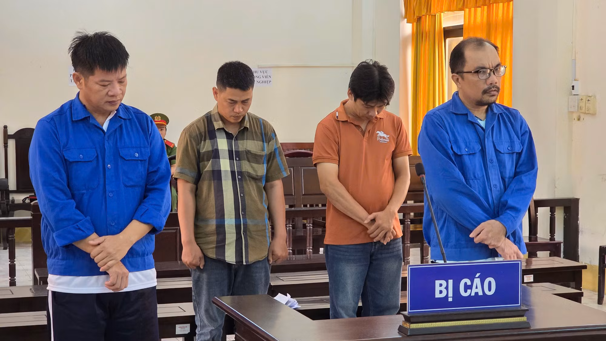 4 bị cáo tại phiên toà sơ thẩm.