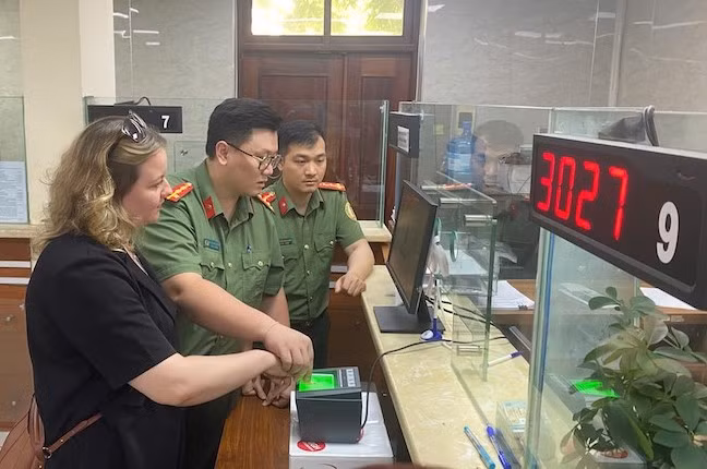 Mở đợt cao điểm 50 ngày đêm cấp định danh điện tử cho người nước ngoài -0