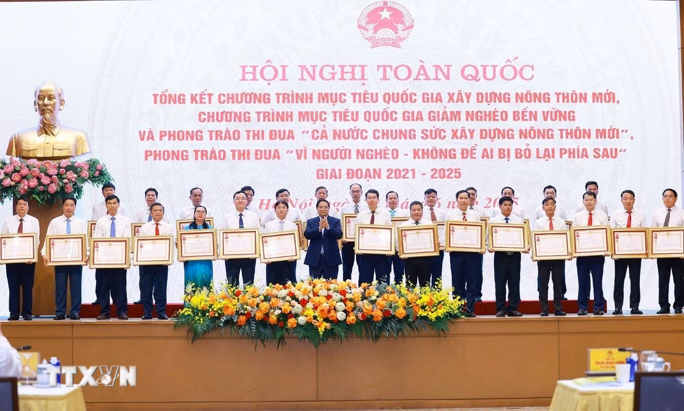 Thủ tướng Phạm Minh Chính trao Huân chương Lao động hạng Ba cho Đảng bộ, chính quyền và nhân dân các huyện có thành tích xuất sắc trong Phong trào thi đua “Cả nước chung tay xây dựng nông thôn mới.”