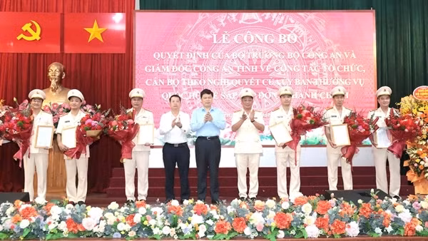 Công an các tỉnh công bố Quyết định về tổ chức, cán bộ theo mô hình tổ chức mới