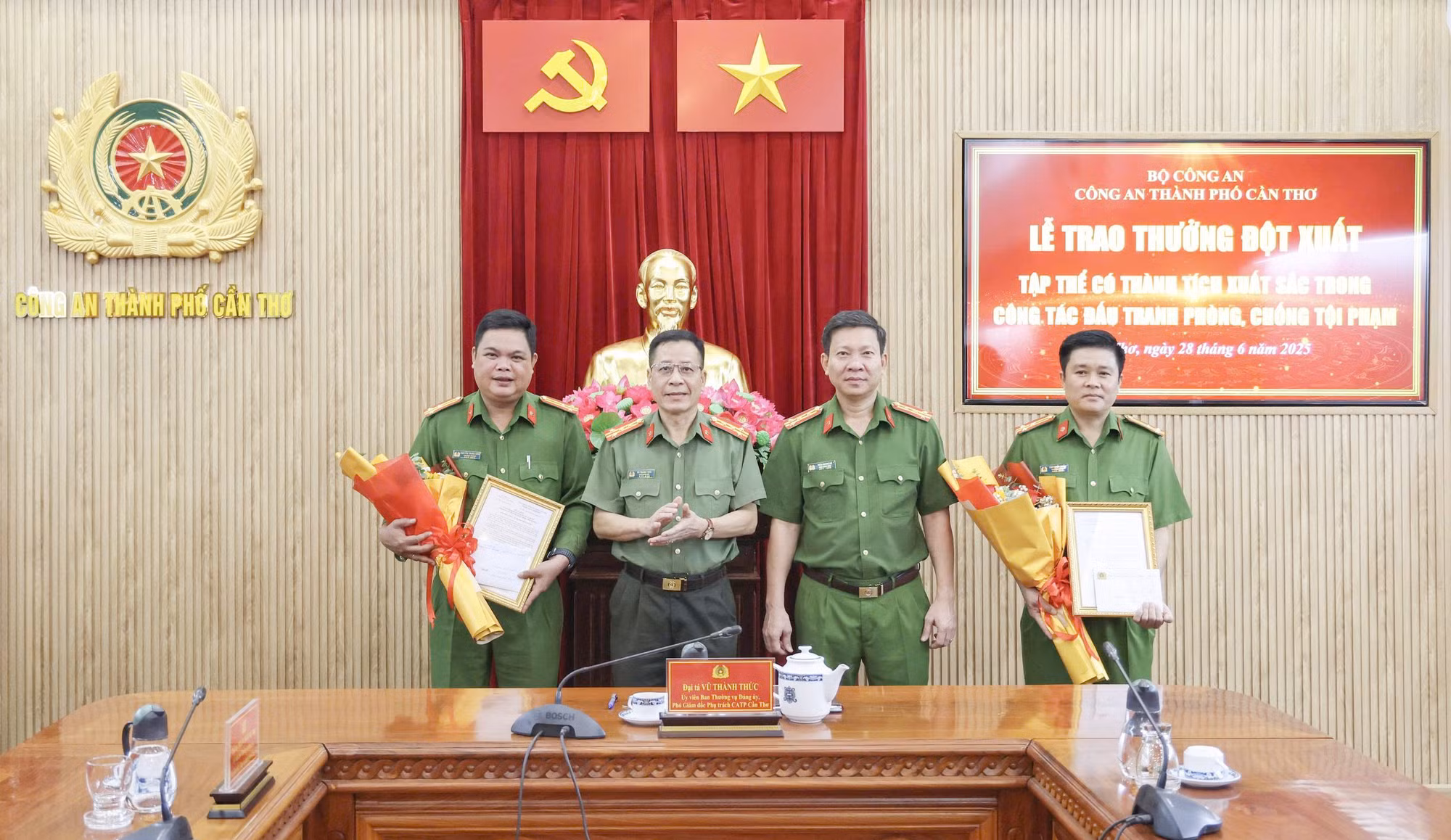Công an TP Cần Thơ khen thưởng nóng các đơn vị bóc gỡ đường dây ma túy liên tỉnh quy mô lớn -0