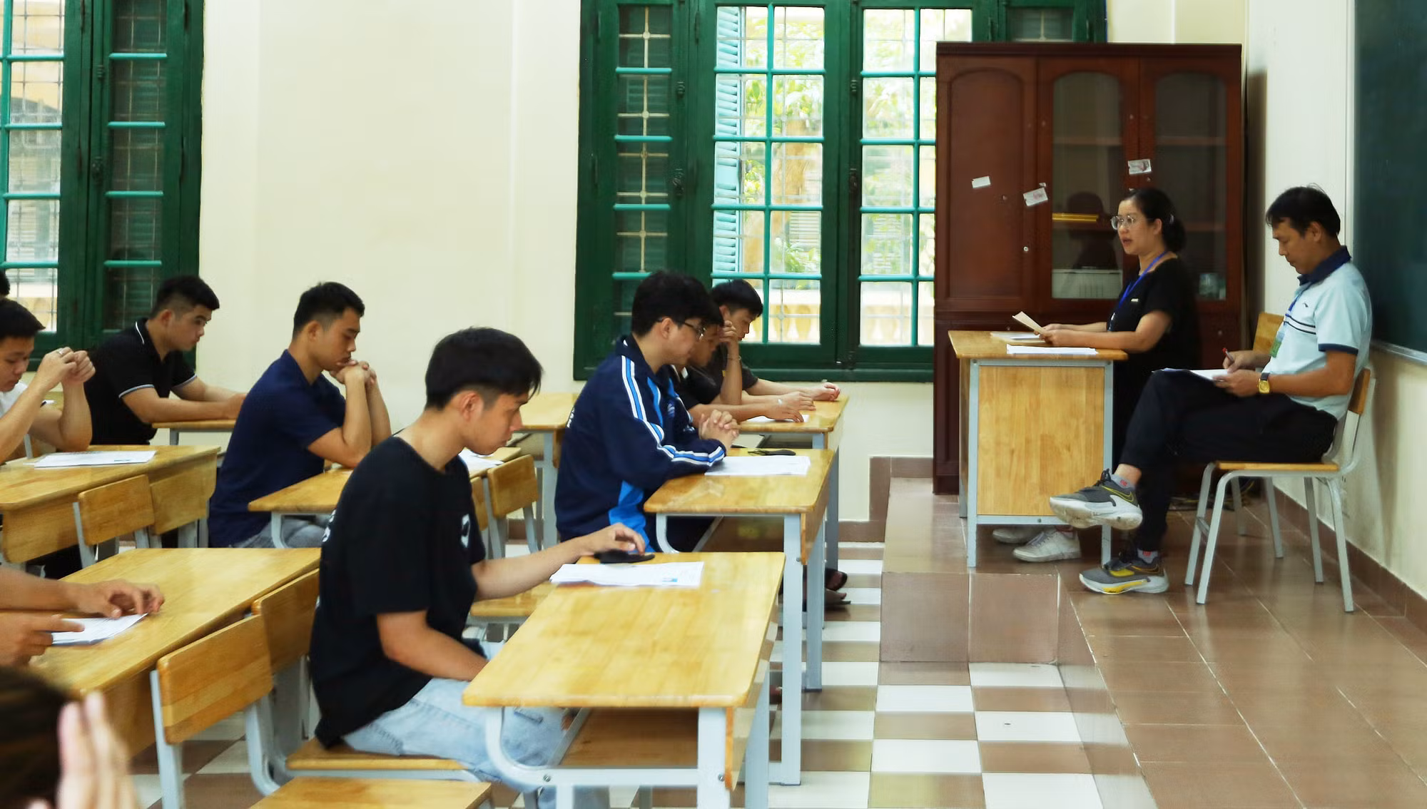 Sĩ tử Hà Nội đội nắng làm thủ tục dự thi tốt nghiệp -0