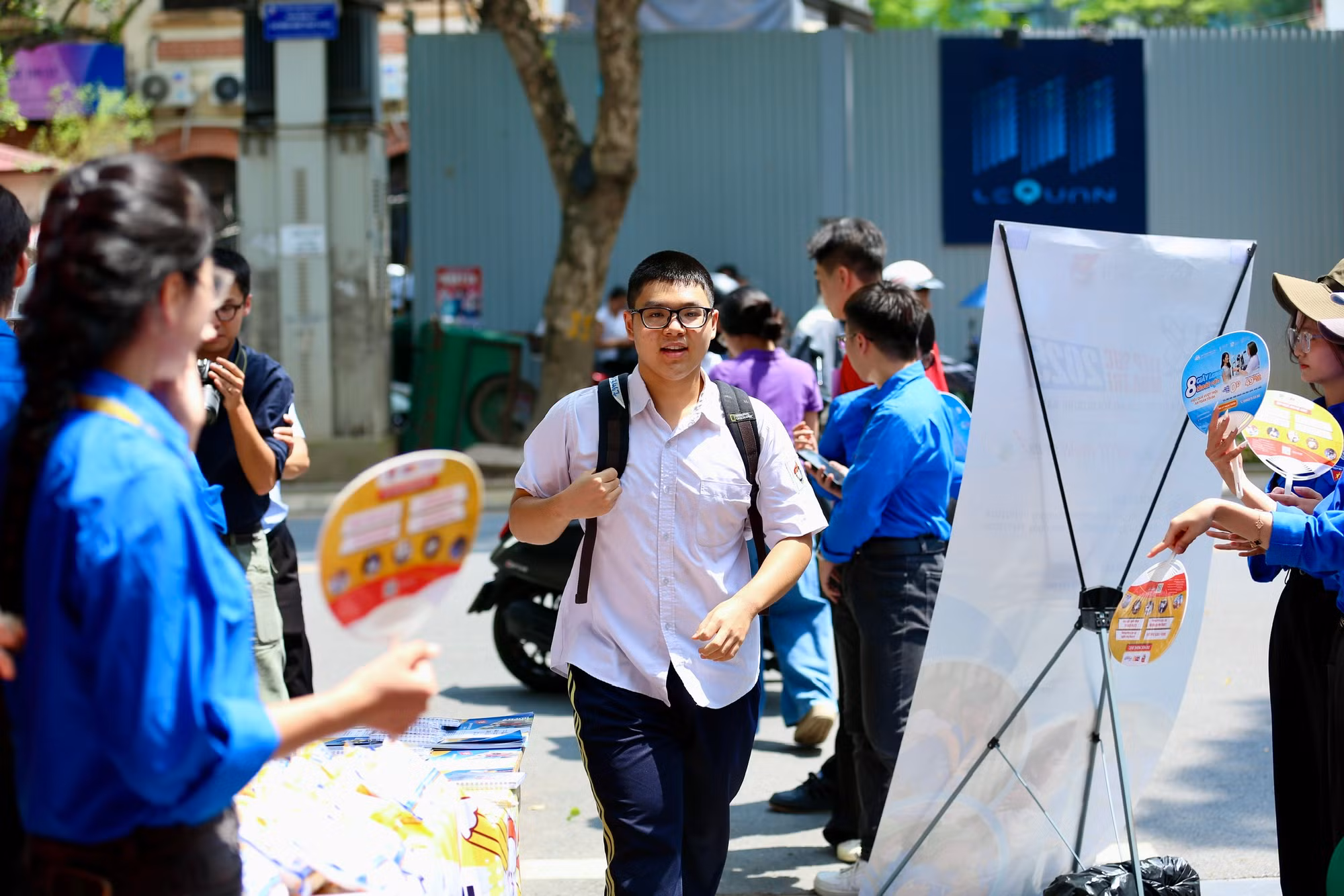 Ngày thi thứ hai THPT Quốc gia 2025: Chuyện về những sĩ tử vượt khó để đi thi -0