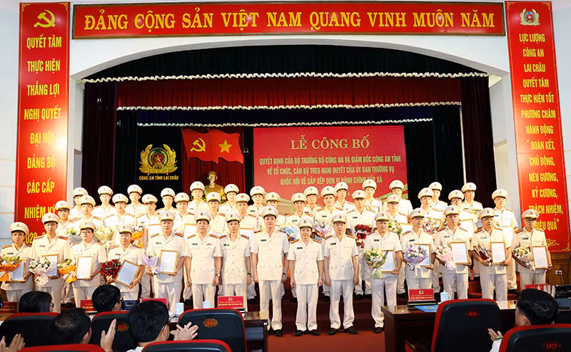 Công an các tỉnh công bố Quyết định về tổ chức, cán bộ theo mô hình tổ chức mới -0