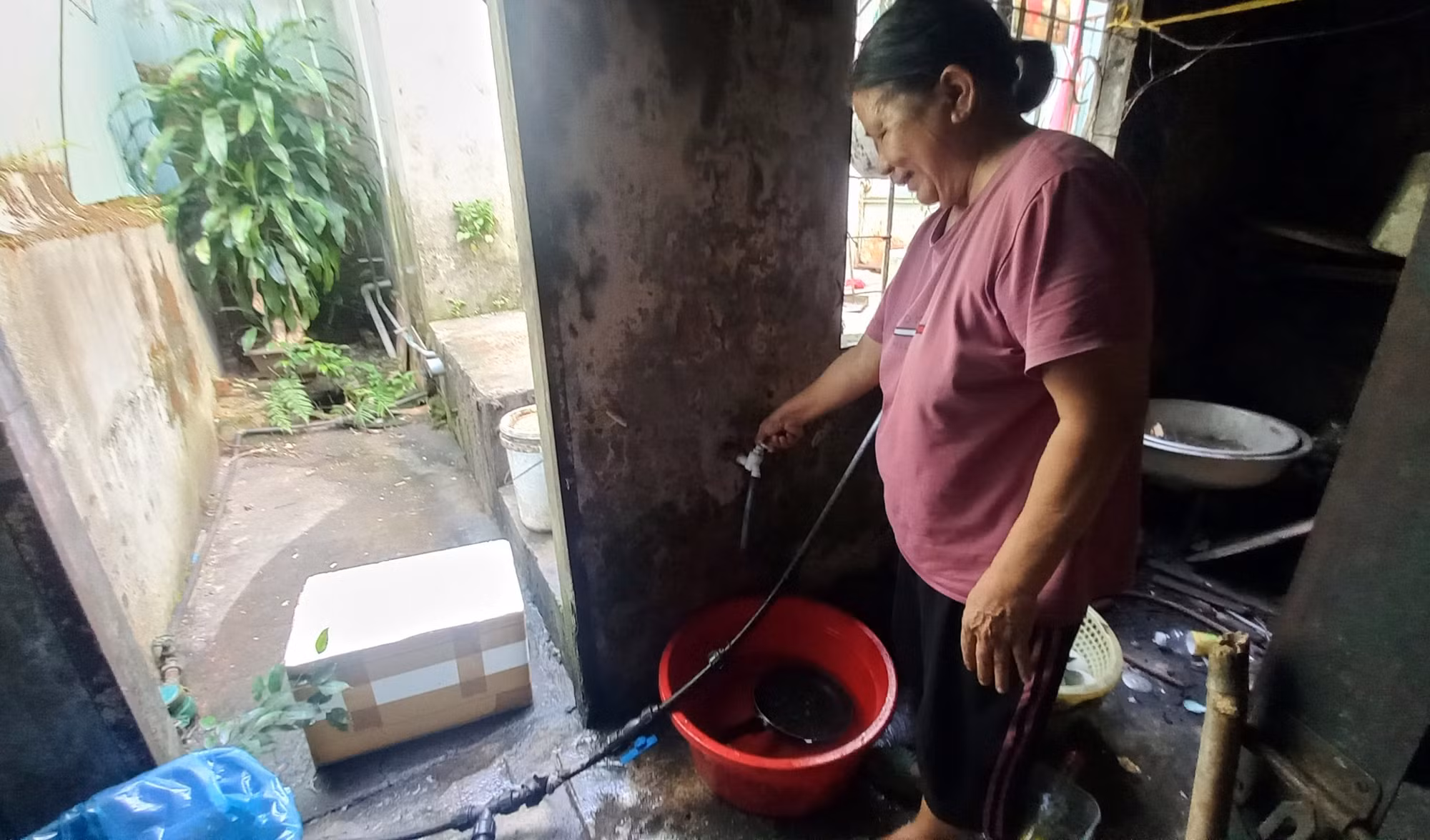 Cuộc sống của hơn 1.300 hộ dân bị đảo lộn vì cúp nước sinh hoạt -0