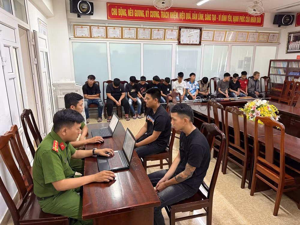 Triệu tập 10 đối tượng liên quan đến vụ mang kiếm tự chế lưu thông trên phố rồi quay phim đưa lên TikTok -0