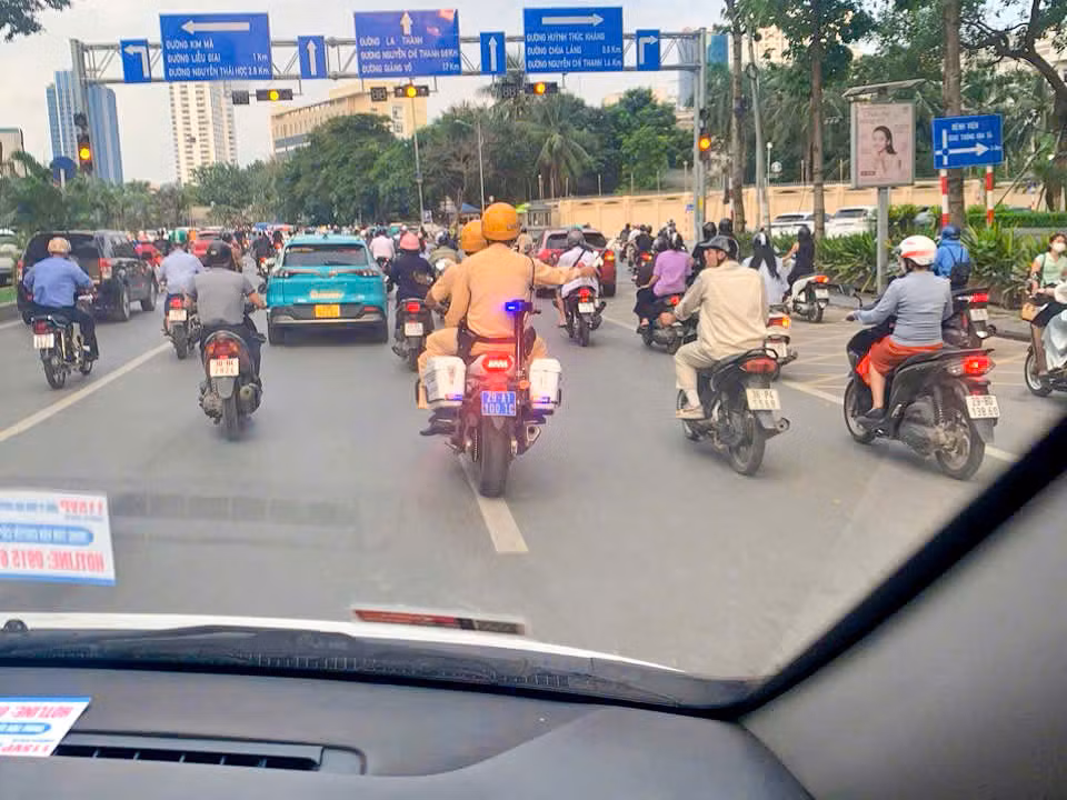 CSGT mở đường đưa bé 2 tháng tuổi đang sốt cao, nghi nhiễm khuẩn đến bệnh viện -0