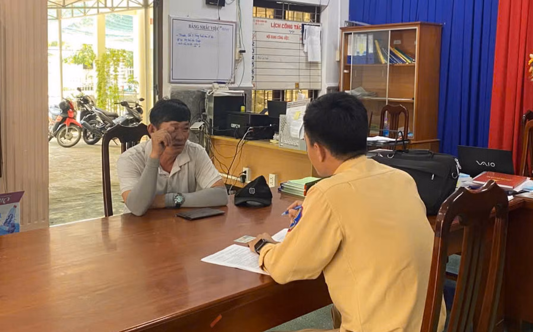 Lái xe khách vượt ẩu, lấn đường suýt gây tai nạn trên đèo Khánh Lê -0