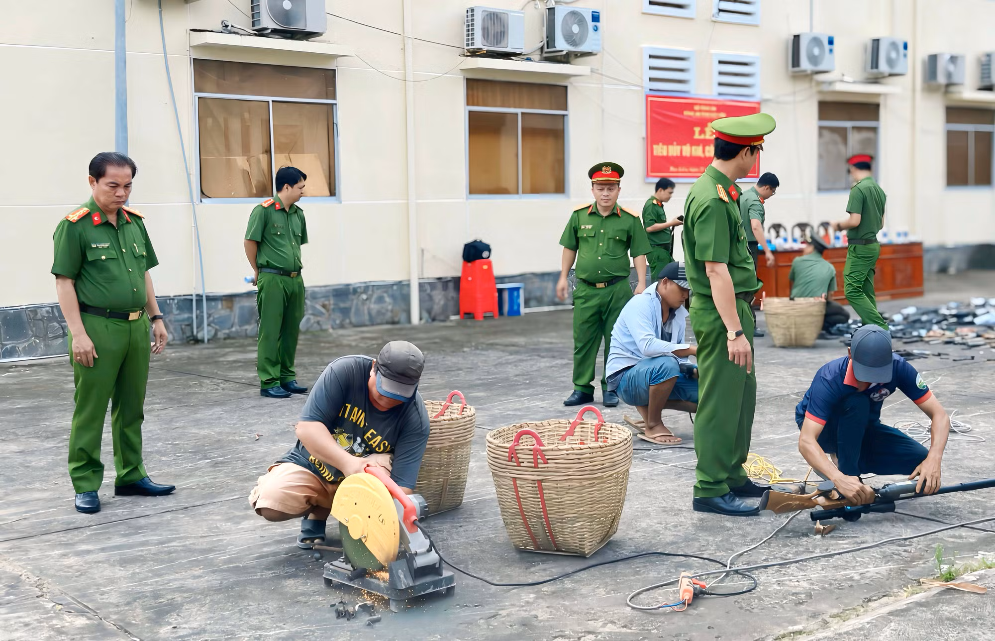 Bạc Liêu tiêu hủy trên 1.300 vũ khí, công cụ hỗ trợ các loại -2