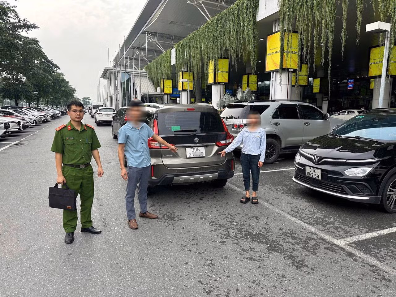 Xử lý đối tượng cò mồi lừa đảo hành khách tại Nhà ga quốc tế T2-Nội Bài -0