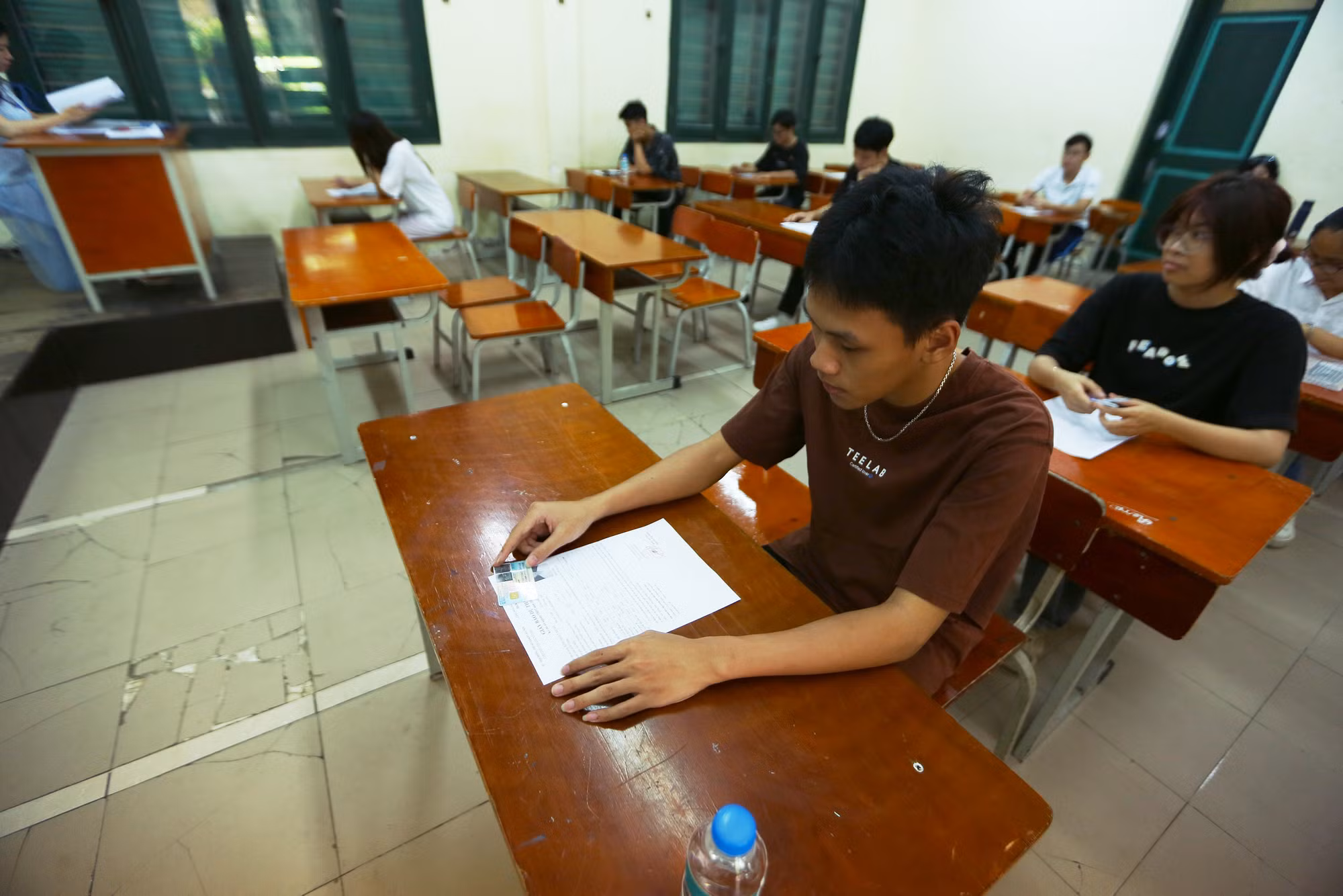 Sĩ tử Hà Nội đội nắng làm thủ tục dự thi tốt nghiệp -0