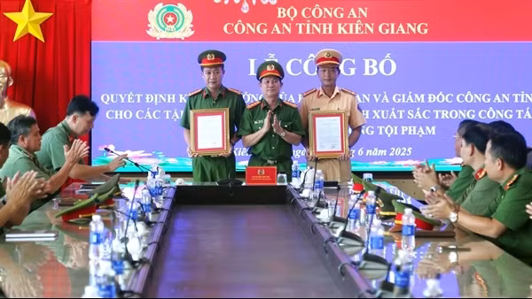 Khen thưởng các tập thể có thành tích xuất sắc trong đấu tranh phòng, chống tội phạm