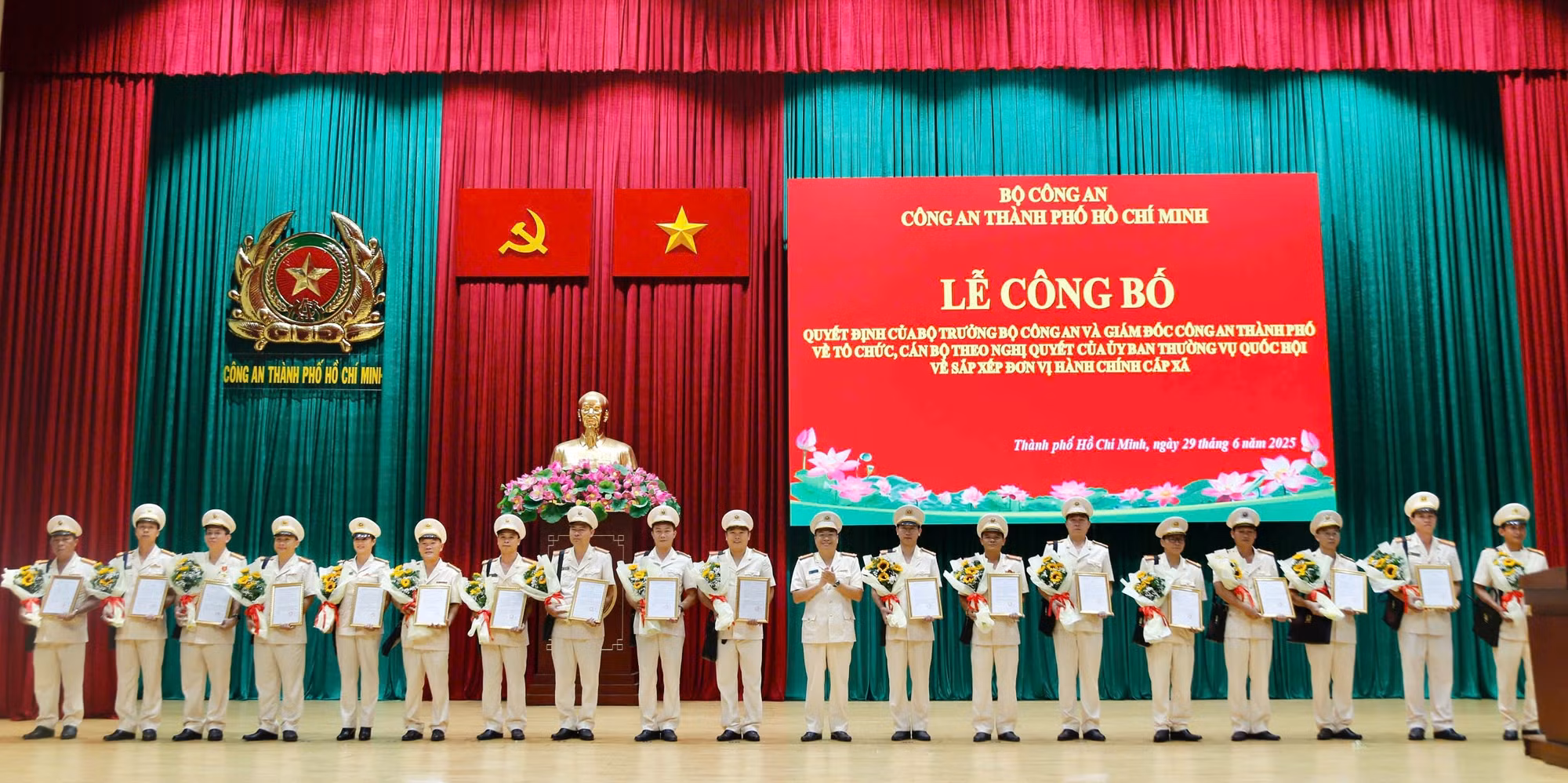 Công bố Quyết định của Bộ trưởng Bộ Công an về tổ chức bộ máy của Công an TP Hồ Chí Minh -1