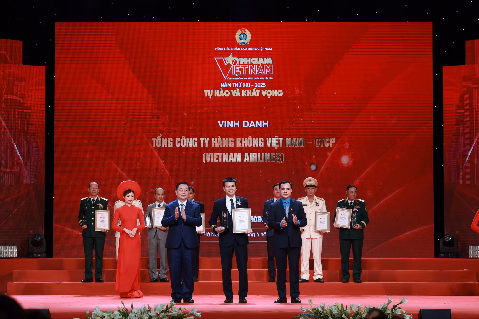 Vietnam Airlines được vinh danh tại chương trình Vinh quang Việt Nam 2025 -0