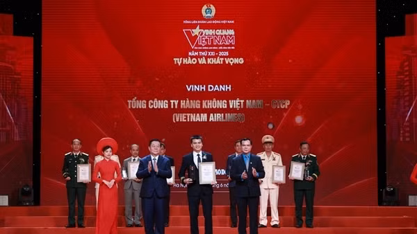 Vietnam Airlines được vinh danh tại chương trình Vinh quang Việt Nam 2025