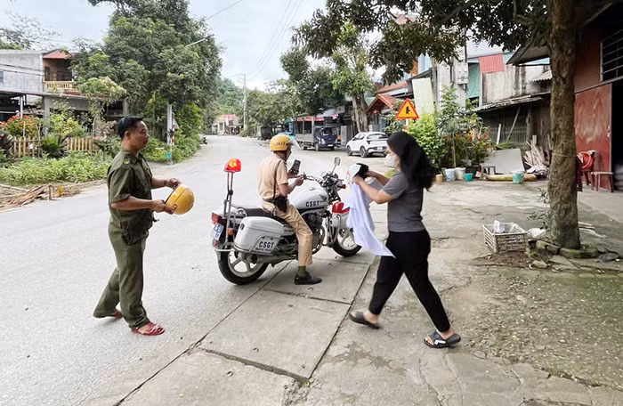 Lực lượng CSGT kịp thời đưa học sinh ngủ quên do thức khuya ôn bài -0